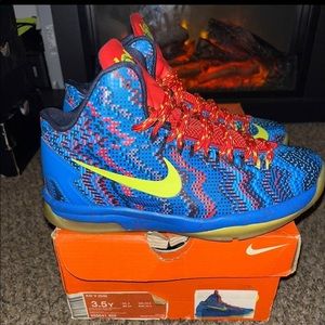 Nike Kd V Christmas sweater. Rare pair. excellent condition size 3.5y 5 womens